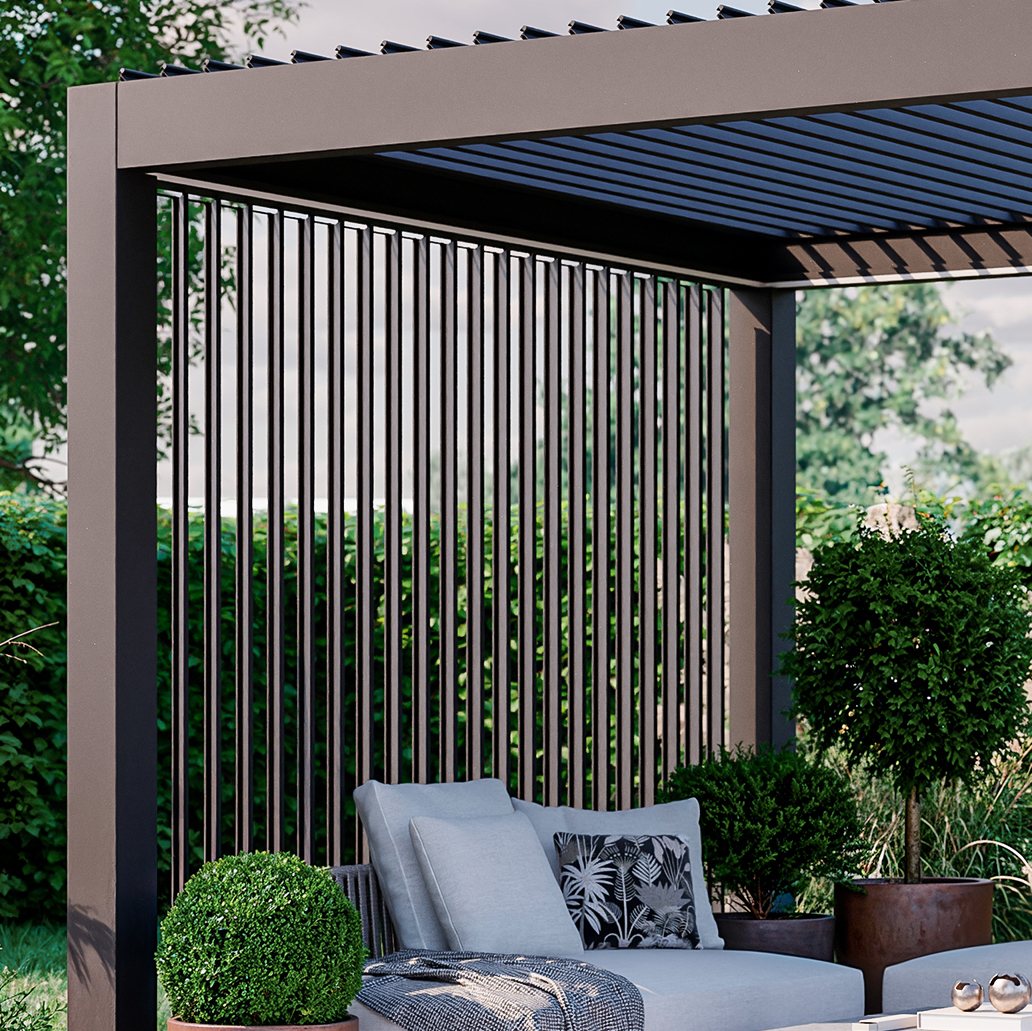 Nærbillede af aluminiumslameller og integreret regnvandsrende i en pergola