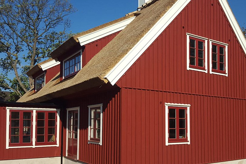 hyggelig privat hus med røde vinduer til en god pris